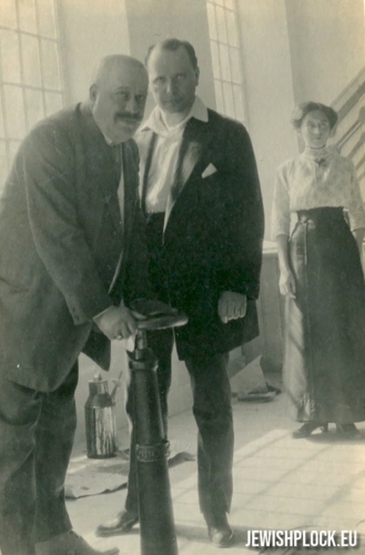 Izydor Szenwic in his factory (photo from the private collection of Dany Yazbeck)
